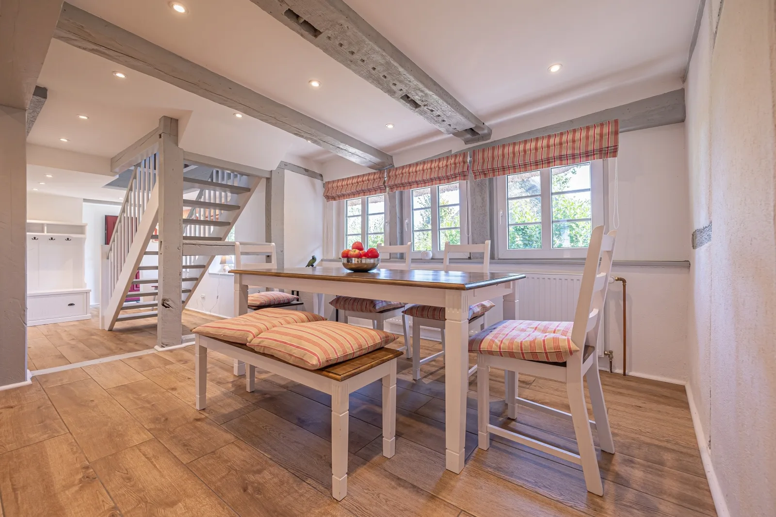 Weiße Reetdachkate Wohnung 1