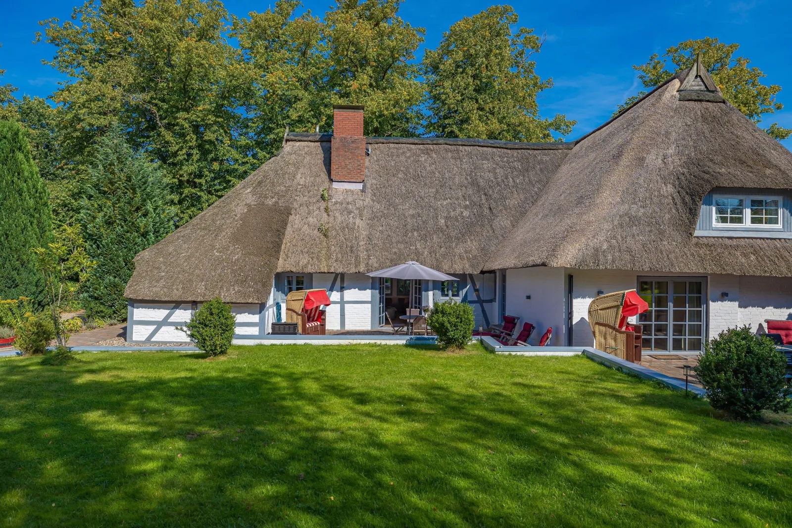 Weiße Reetdachkate Wohnung 2