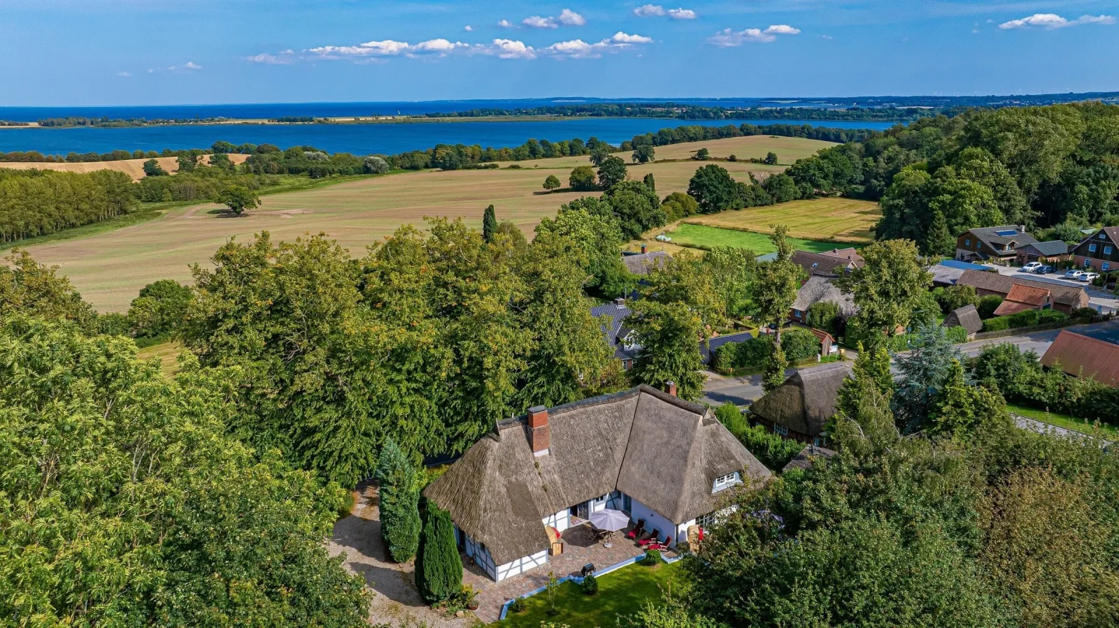 Weiße Reetdachkate Wohnung 2