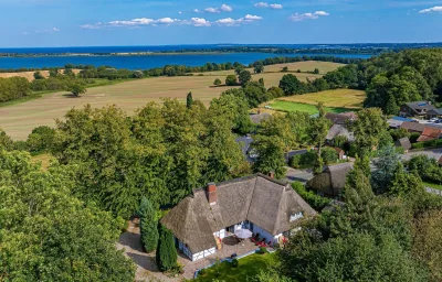 Weiße Reetdachkate Wohnung 2