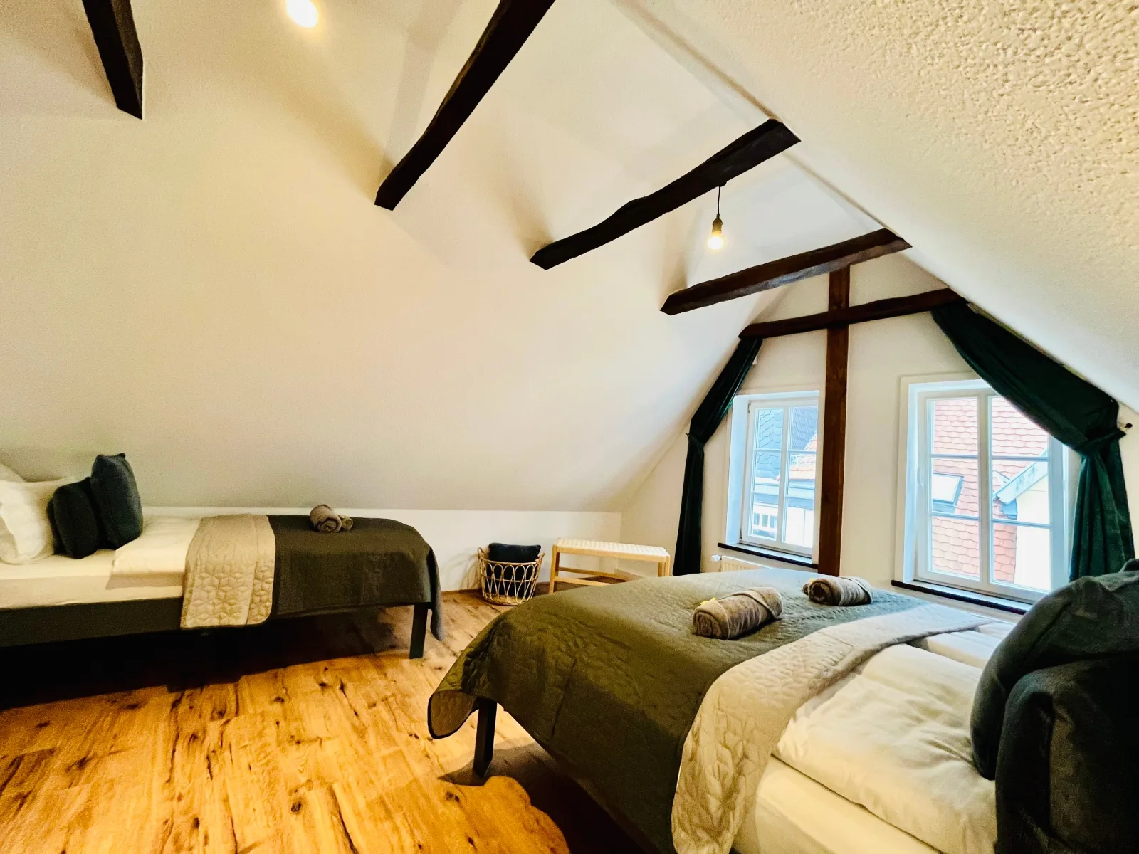 AyCatcherHomes - Luna | Old Town | 3BR | 7 Guests