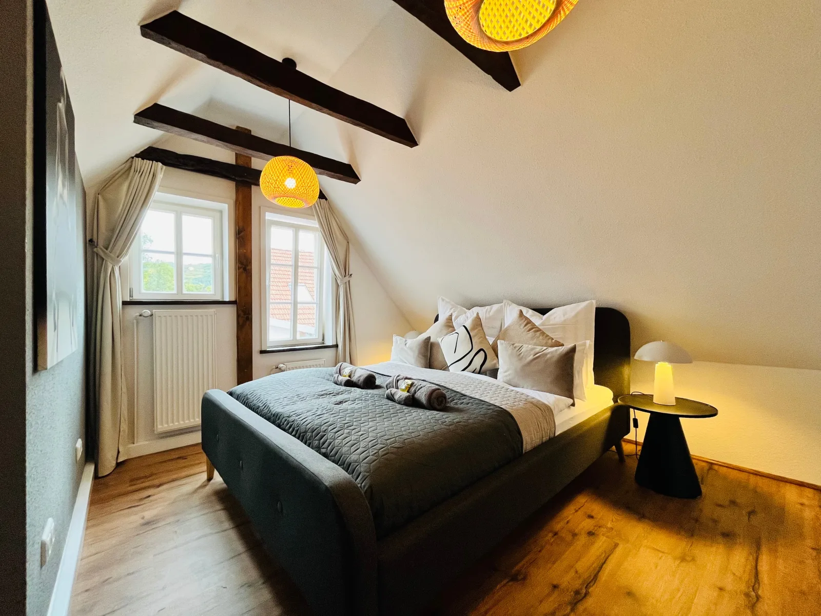 AyCatcherHomes - Luna | Old Town | 3BR | 7 Guests