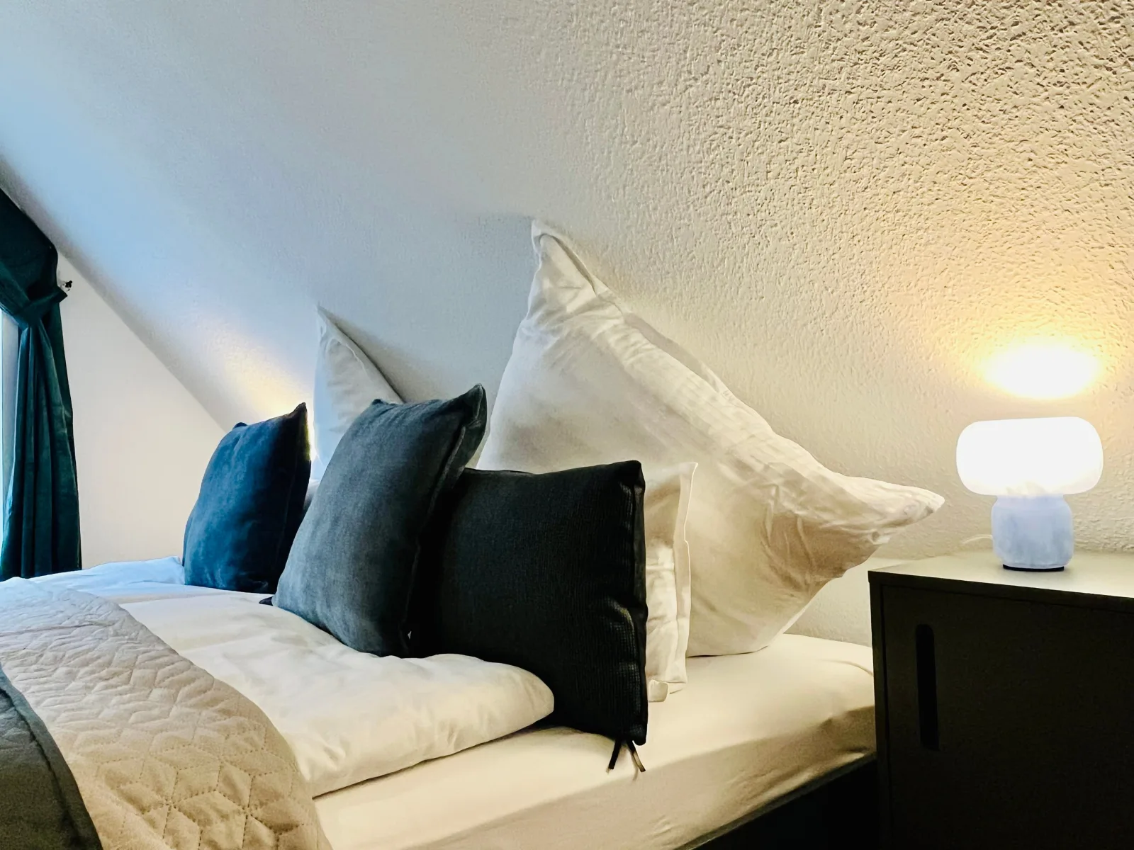 AyCatcherHomes - Luna | Old Town | 3BR | 7 Guests