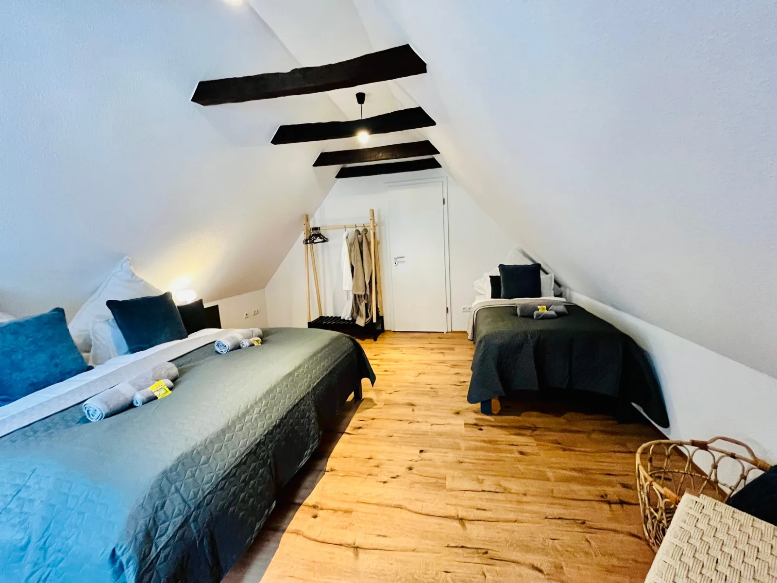 AyCatcherHomes - Luna | Old Town | 3BR | 7 Guests