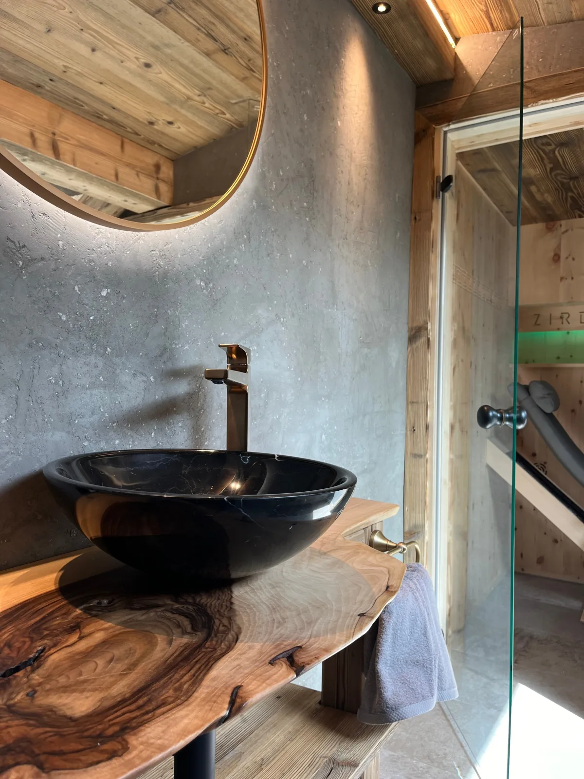 Apart Hansler "das Meinrad" mit Doppel Infrarotkabine, Balkon, Badewanne, Regendusche