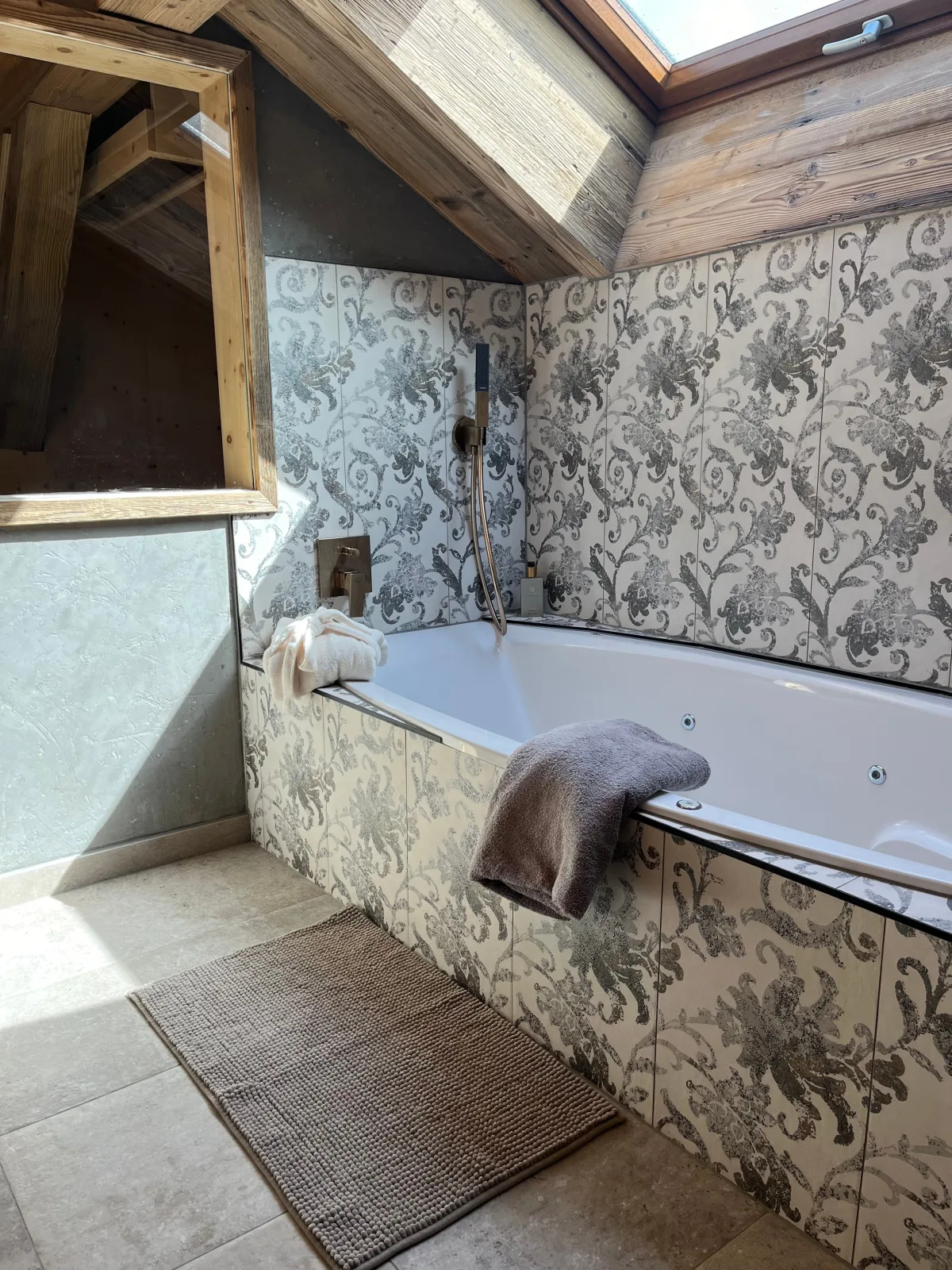 Apart Hansler "das Meinrad" mit Doppel Infrarotkabine, Balkon, Badewanne, Regendusche