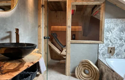 Apart Hansler "das Meinrad" mit Doppel Infrarotkabine, Balkon, Badewanne, Regendusche