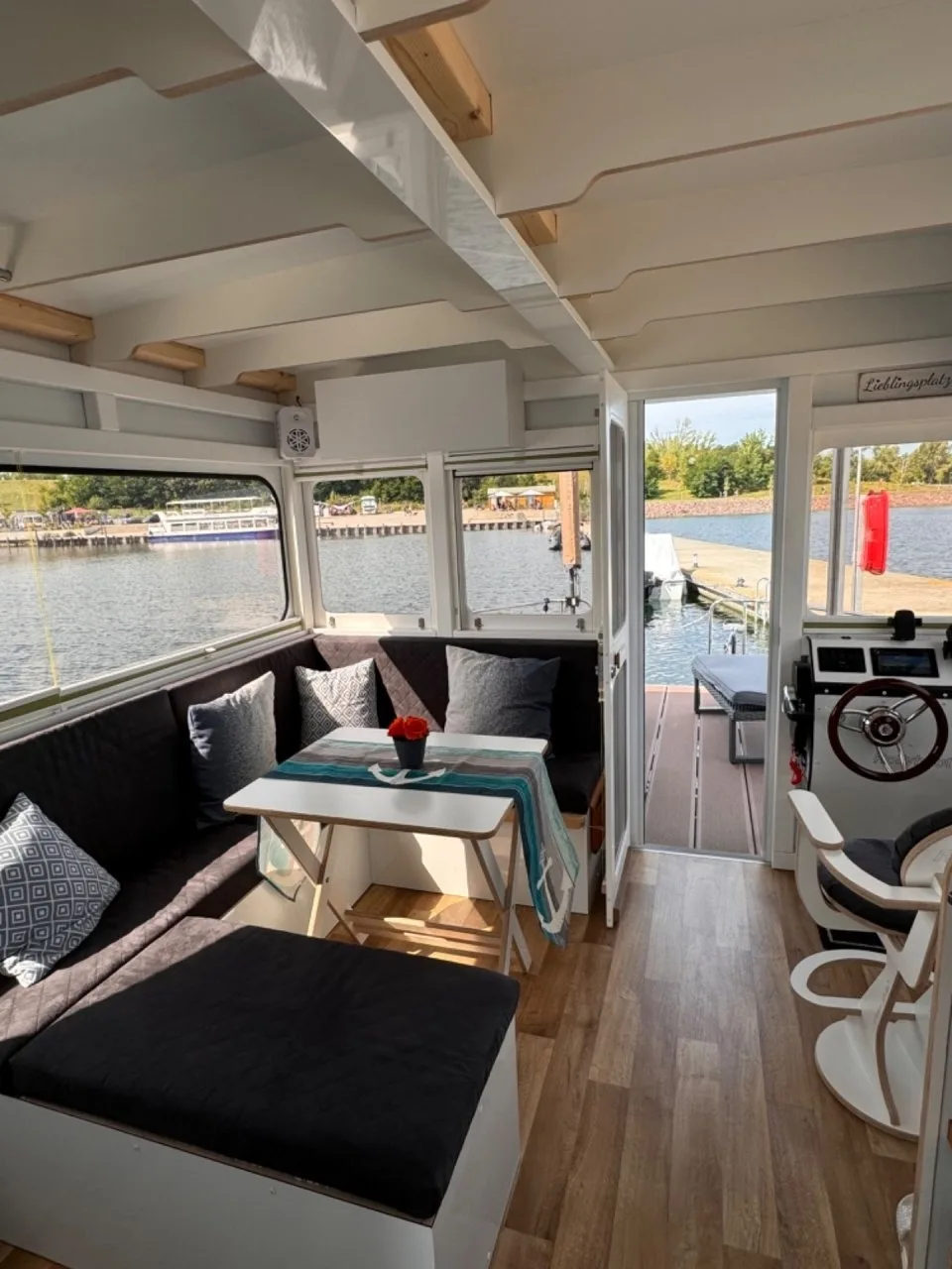 Hausboot als Festlieger im Hafen      -Hafenglück-