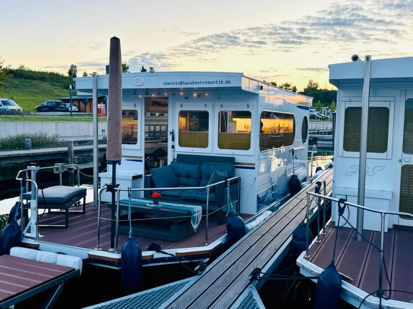 Hausboot als Festlieger im Hafen      -Hafenglück-