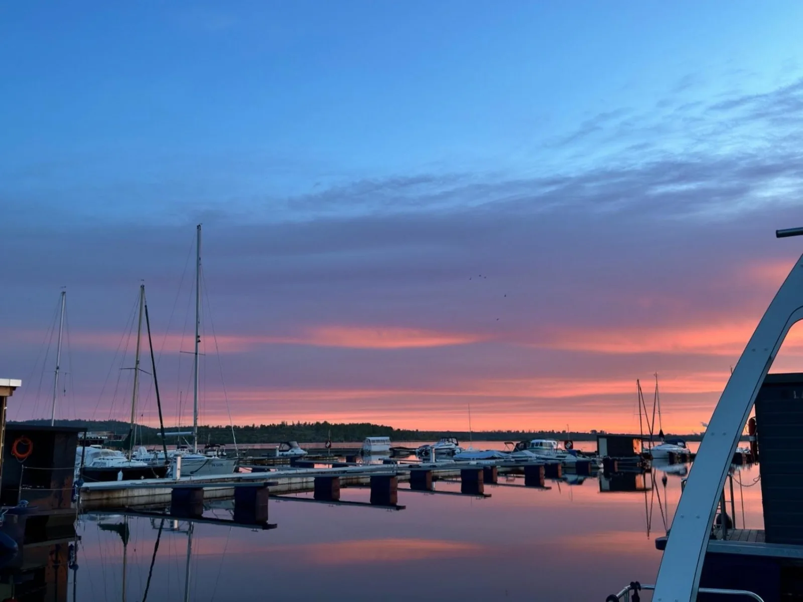 Hausboot als Festlieger im Hafen      -Hafenglück-
