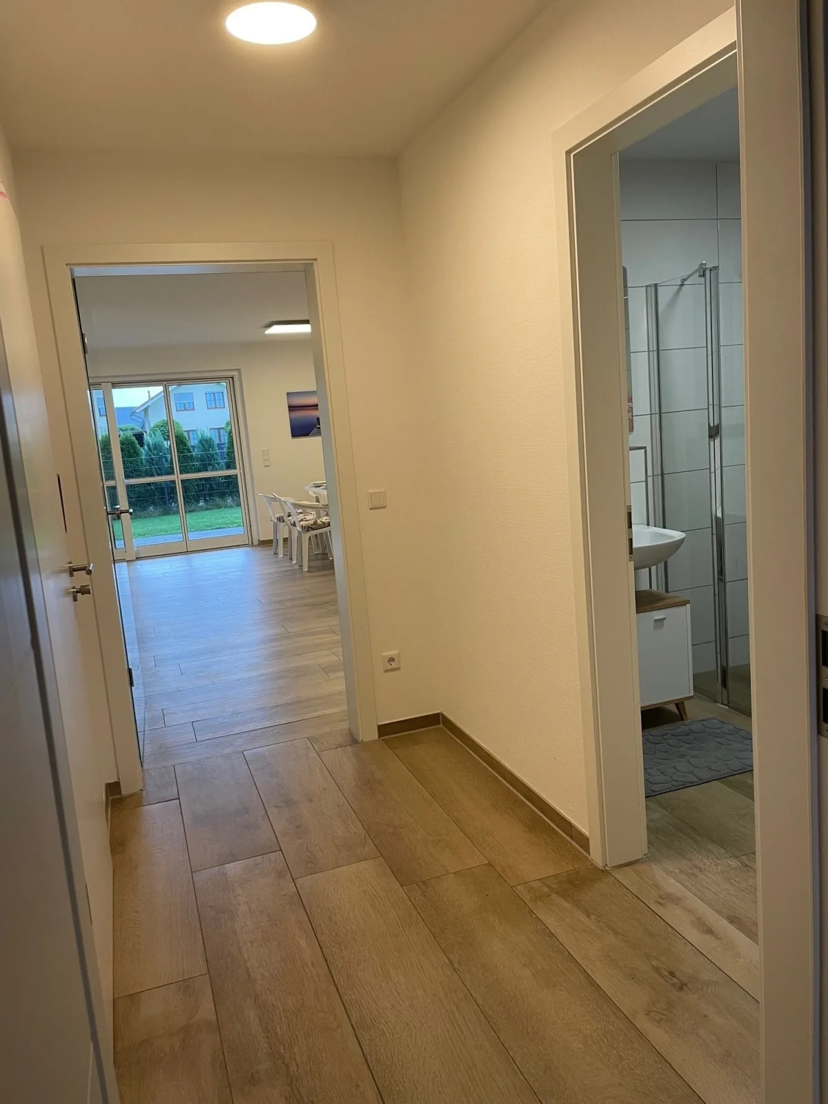 Ruhig gelegene EG-Neubauwohnung  & Garten, überdachte Terrasse, Insektenschutz, Fußbodenheizung, EBK für max. 7 Personen