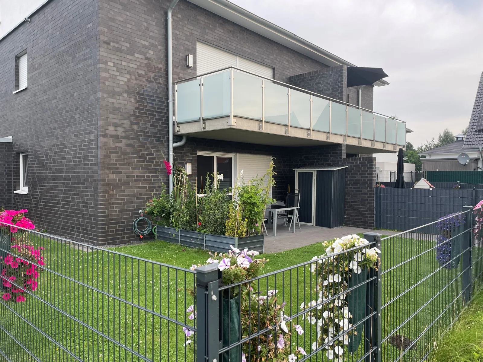 Ruhig gelegene EG-Neubauwohnung  & Garten, überdachte Terrasse, Insektenschutz, Fußbodenheizung, EBK für max. 7 Personen