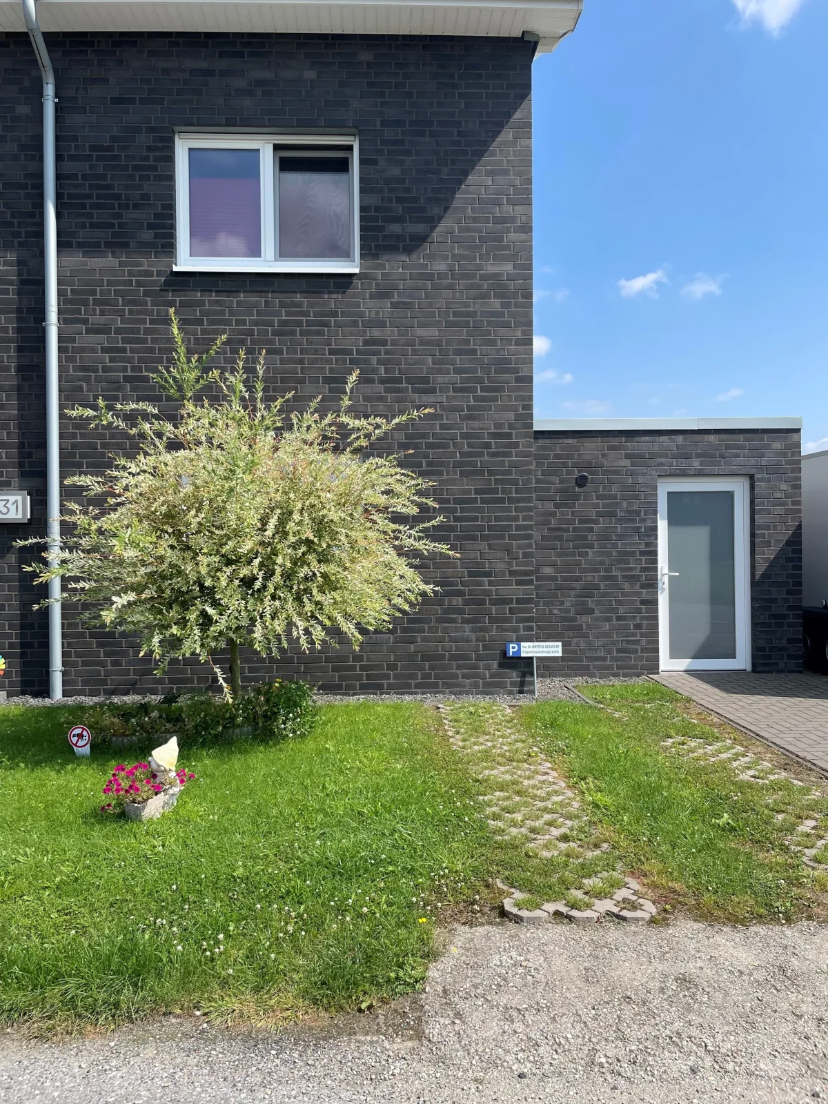 Ruhig gelegene EG-Neubauwohnung  & Garten, überdachte Terrasse, Insektenschutz, Fußbodenheizung, EBK für max. 7 Personen