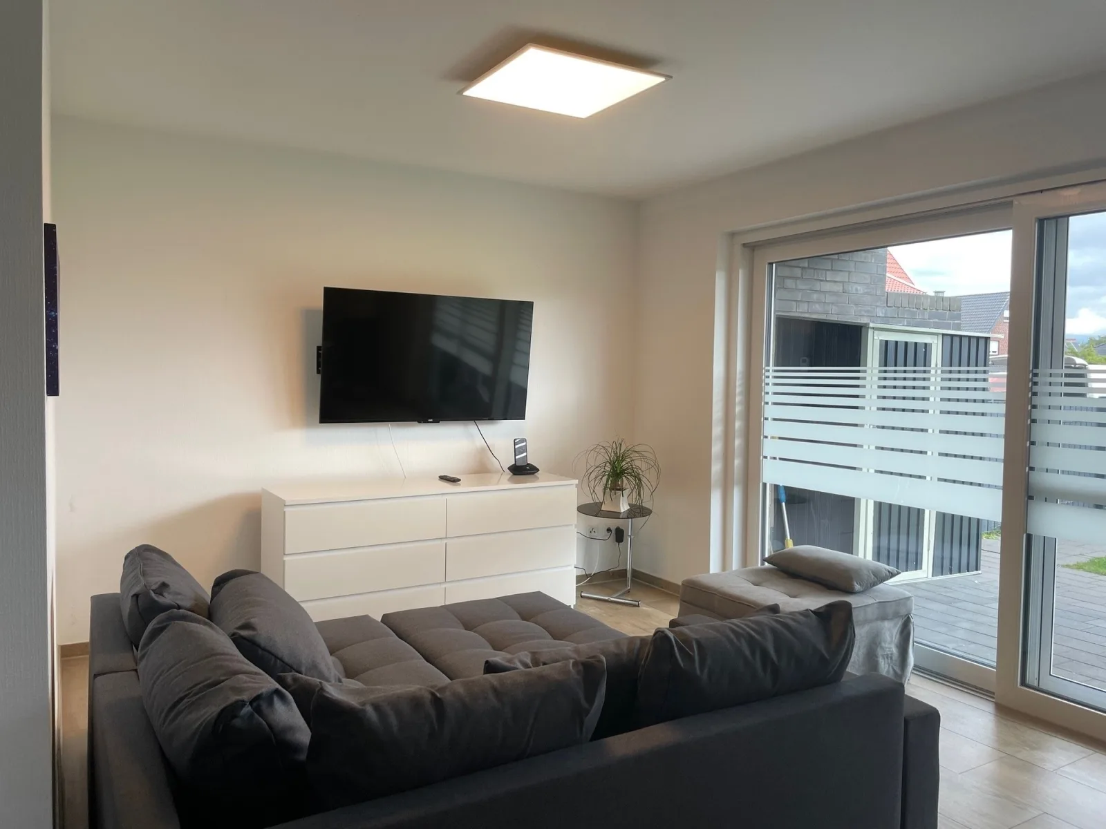 Ruhig gelegene EG-Neubauwohnung  & Garten, überdachte Terrasse, Insektenschutz, Fußbodenheizung, EBK für max. 7 Personen