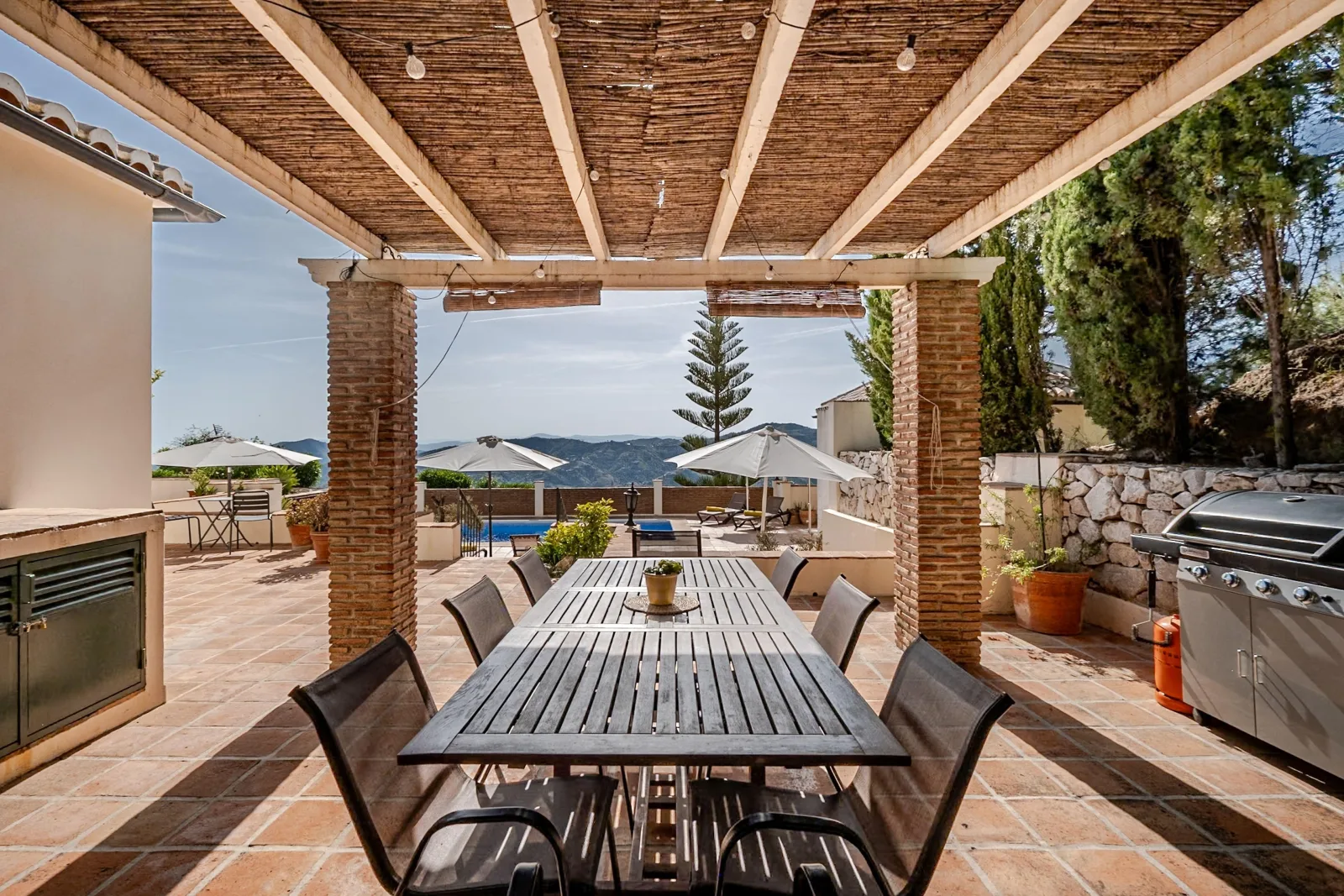 Villa Atréju - für bis zu 10 Personen mit Pool, Gästehaus & Top-Ausstattung.