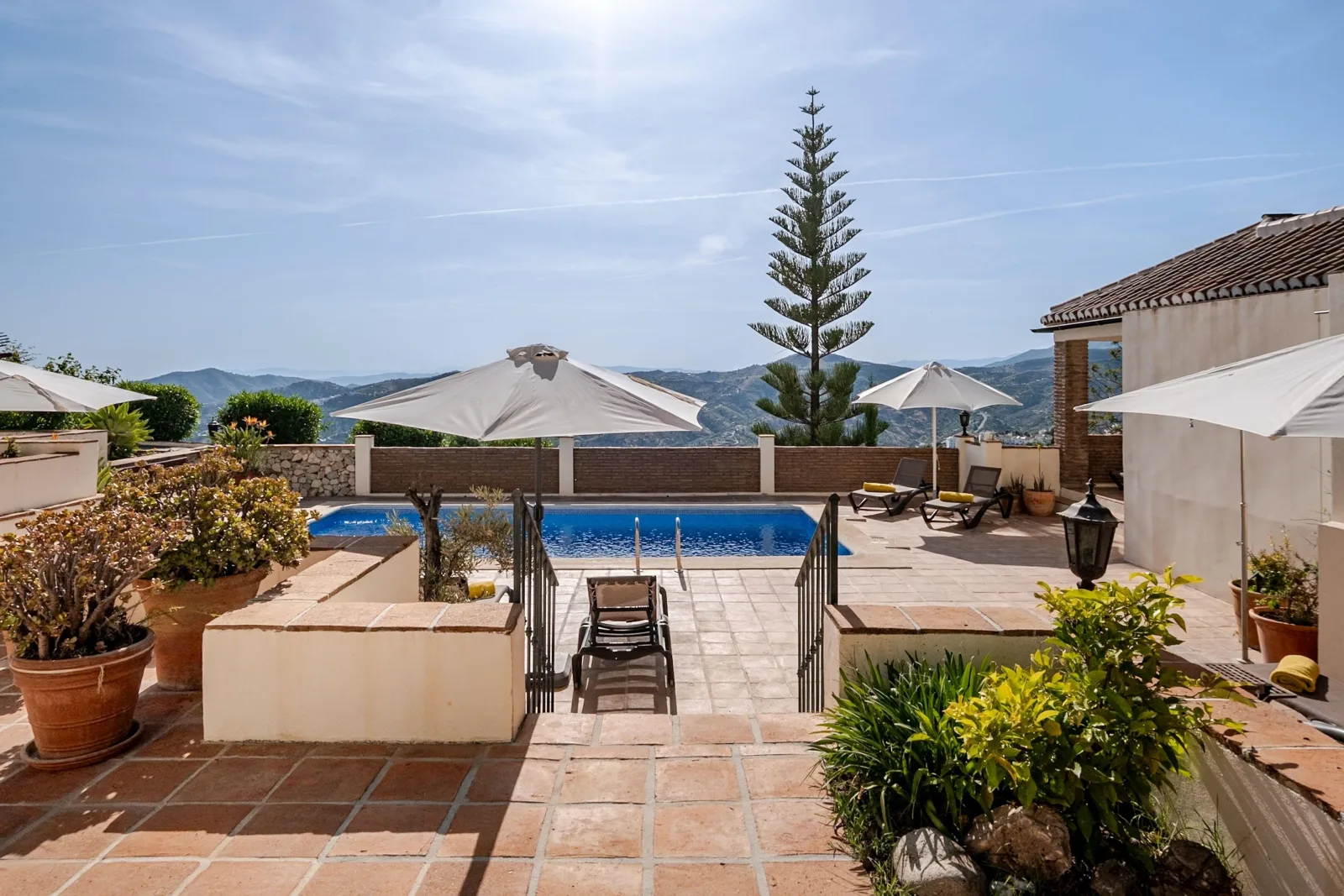 Villa Atréju - für bis zu 10 Personen mit Pool, Gästehaus & Top-Ausstattung.