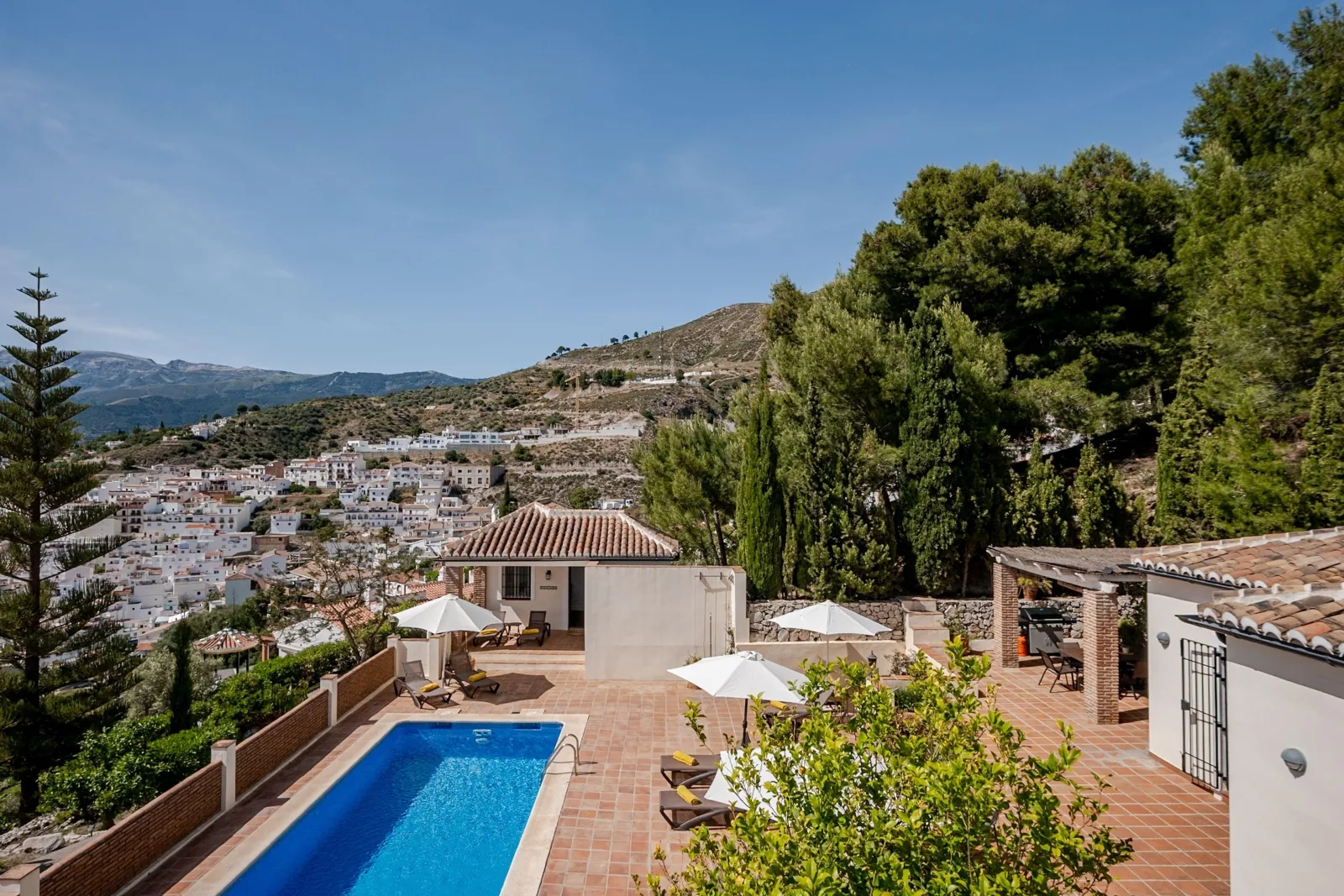 Villa Atréju - für bis zu 10 Personen mit Pool, Gästehaus & Top-Ausstattung.