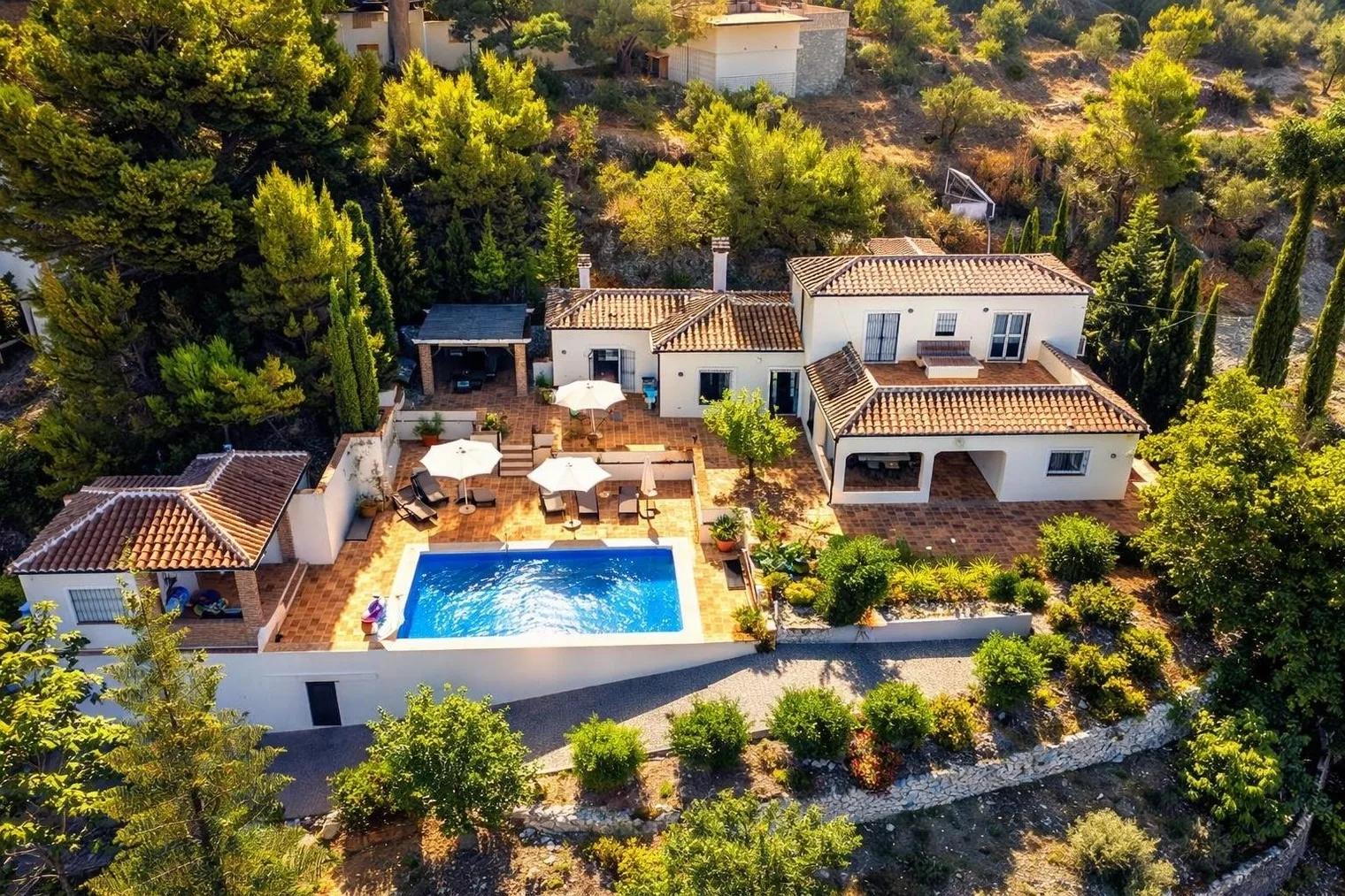 Villa Atréju - für bis zu 10 Personen mit Pool, Gästehaus & Top-Ausstattung.