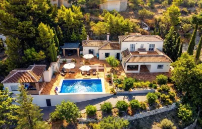 Villa Atréju - für bis zu 10 Personen mit Pool, Gästehaus & Top-Ausstattung.