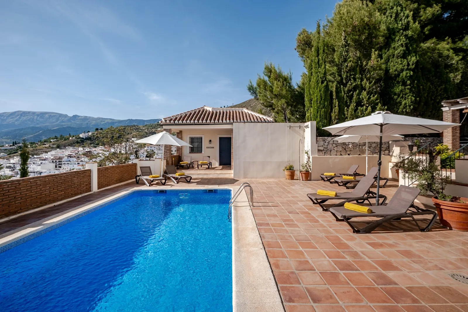 Villa Atréju - für bis zu 10 Personen mit Pool, Gästehaus & Top-Ausstattung.