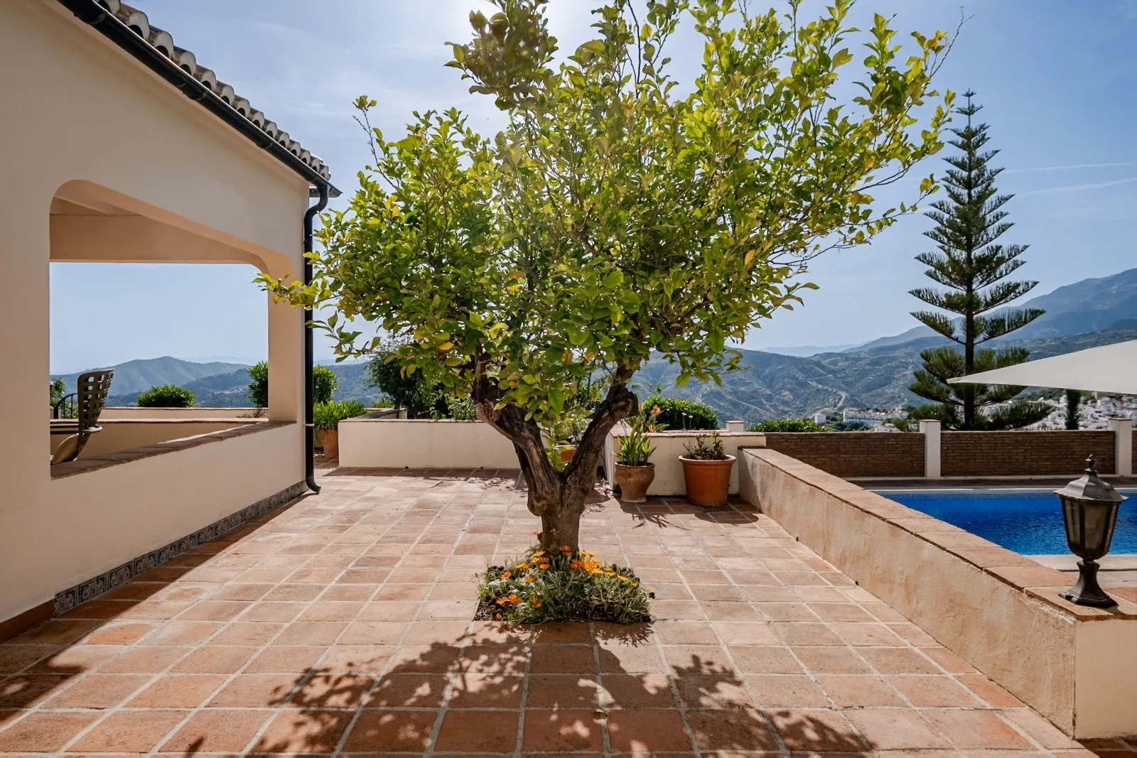 Villa Atréju - für bis zu 10 Personen mit Pool, Gästehaus & Top-Ausstattung.