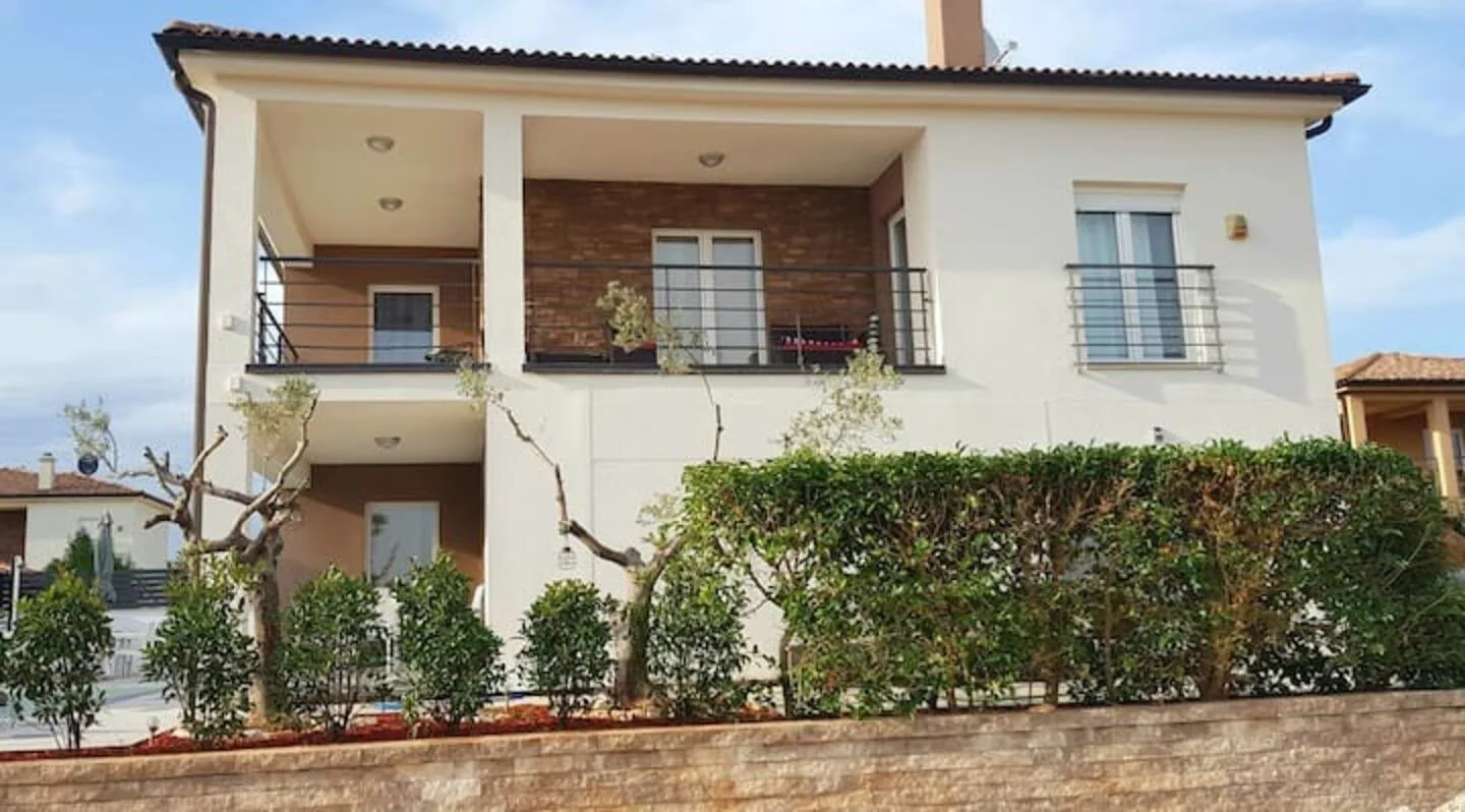 Villa Gusto 4*. Mit Pool und beheiztem Whirlpool