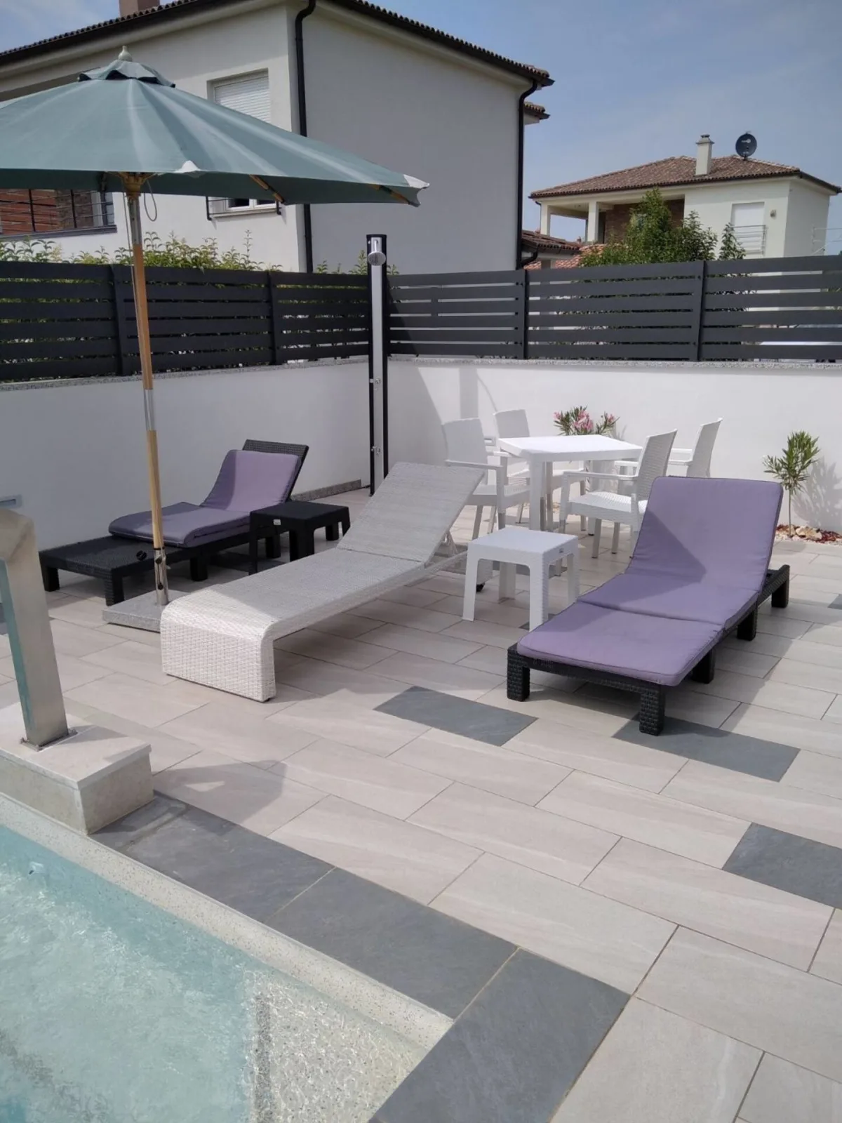 Villa Gusto 4*. Mit Pool und beheiztem Whirlpool