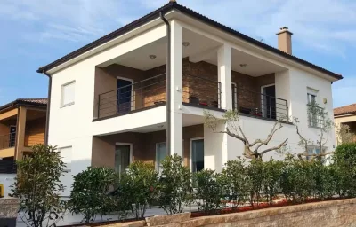 Villa Gusto 4*. Mit Pool und beheiztem Whirlpool