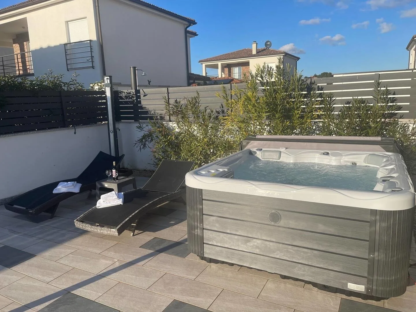 Villa Gusto 4*. Mit Pool und beheiztem Whirlpool