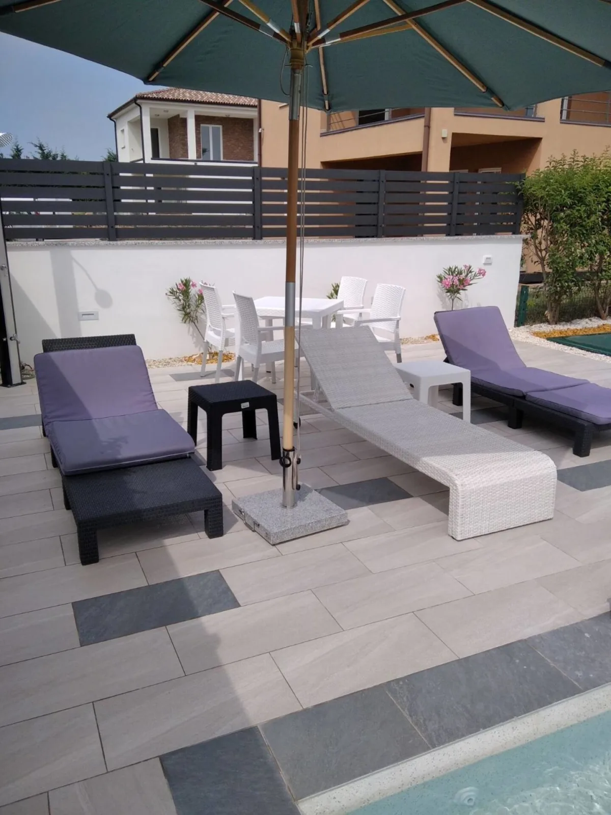 Villa Gusto 4*. Mit Pool und beheiztem Whirlpool