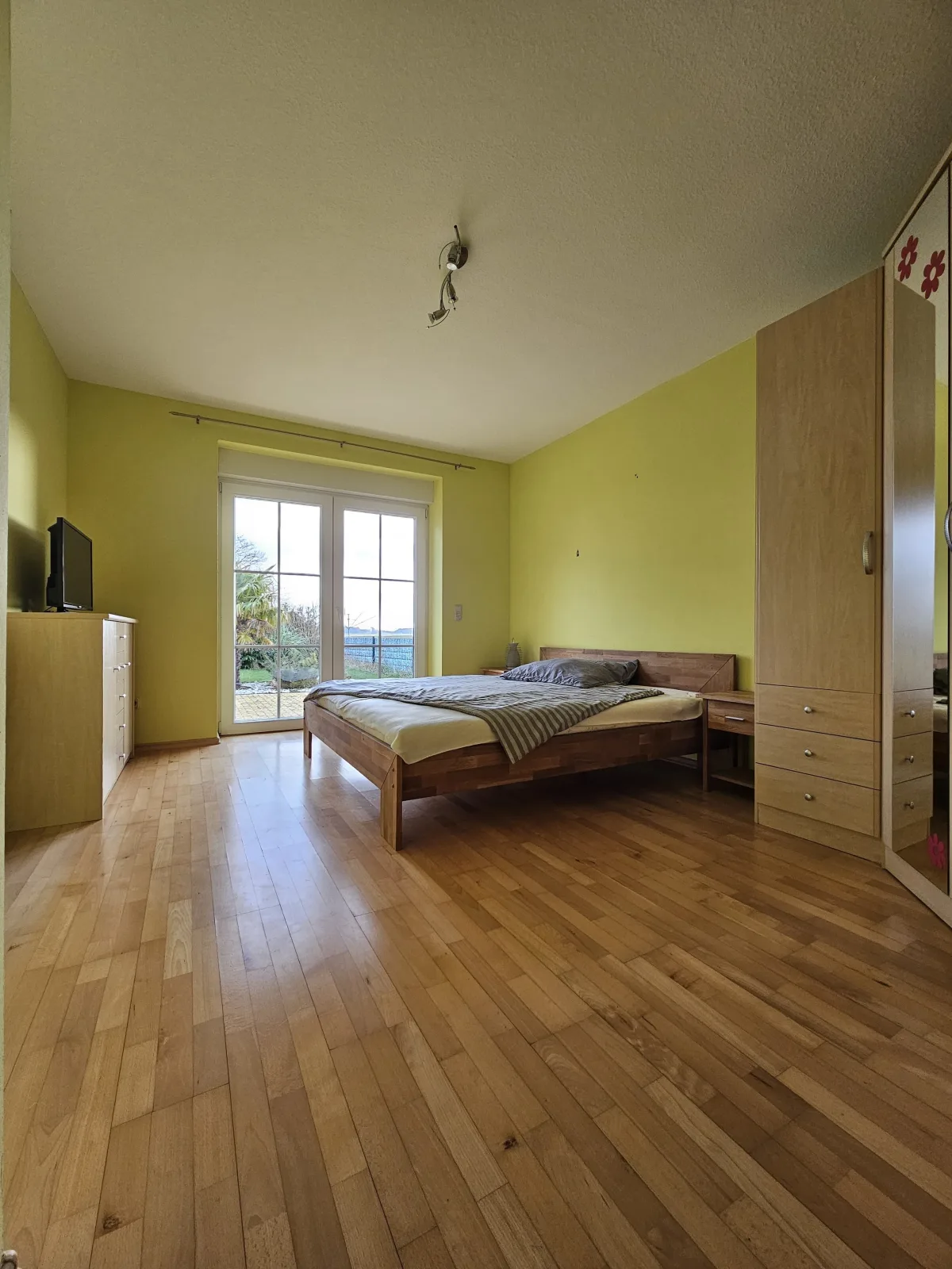 Großes Ferienhaus in traumhafter Lage mit Seeblick. Erholung garantiert.