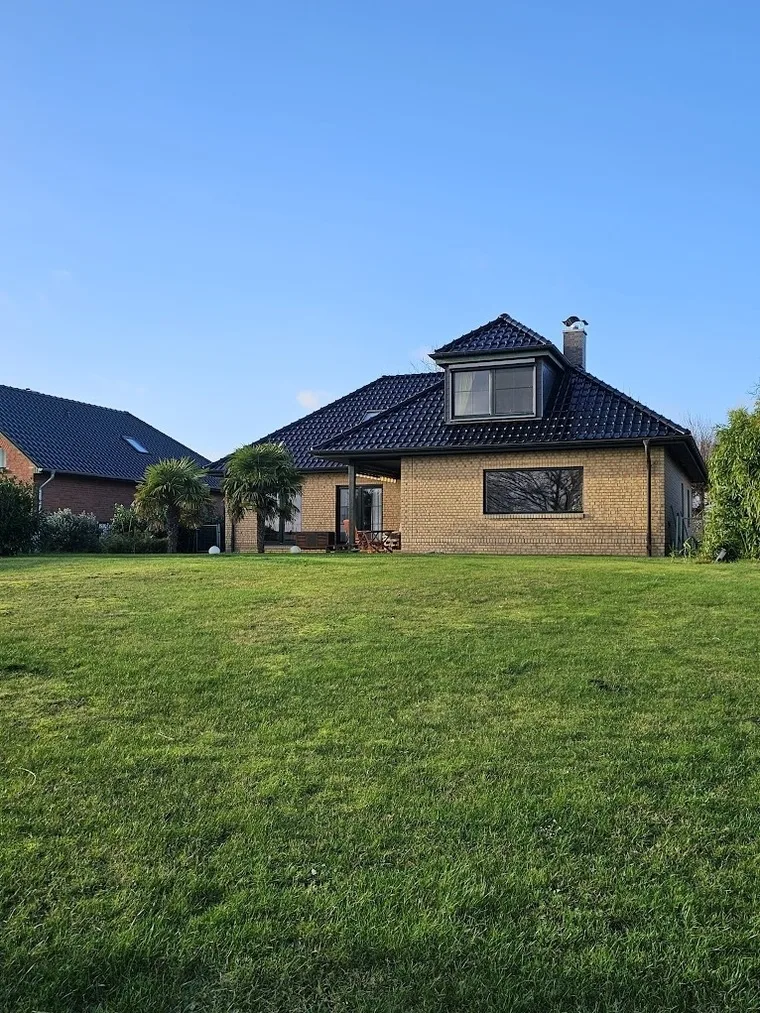 Großes Ferienhaus in traumhafter Lage mit Seeblick. Erholung garantiert.