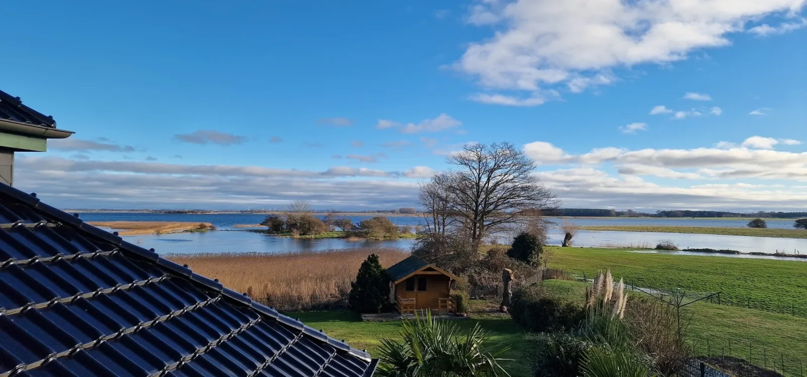Großes Ferienhaus in traumhafter Lage mit Seeblick. Erholung garantiert.