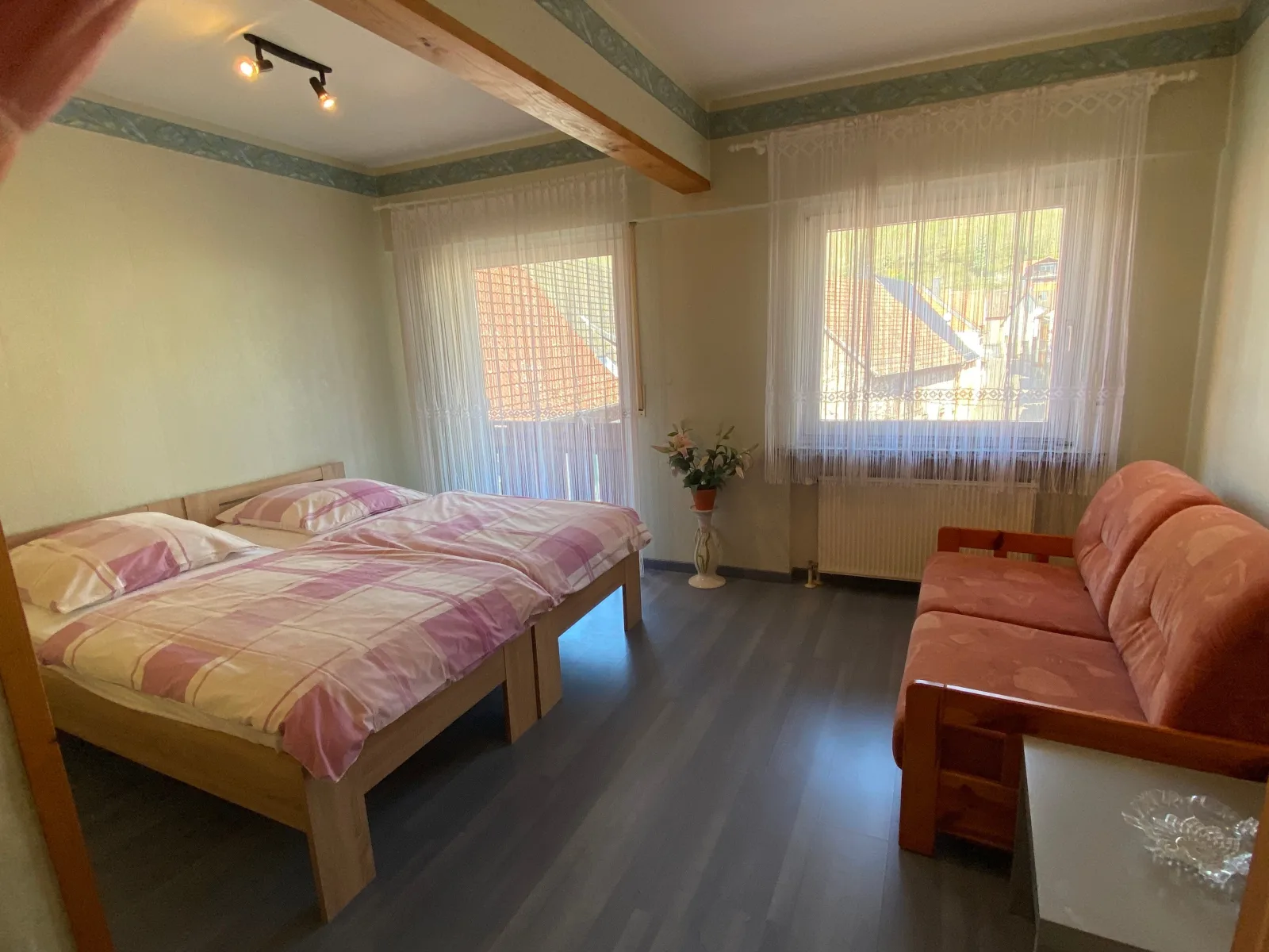 Ferienhaus im schönen Winzerdorf Kirschroth mit Sonnenterrasse und Wintergarten.
