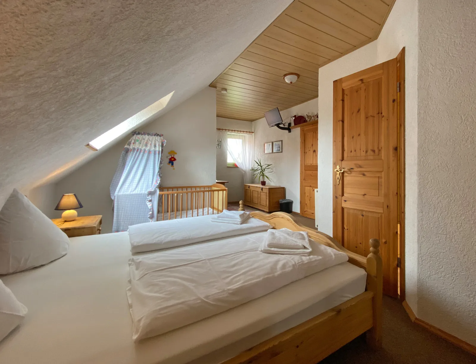 Doppelzimmer Julius mit Kinderbett