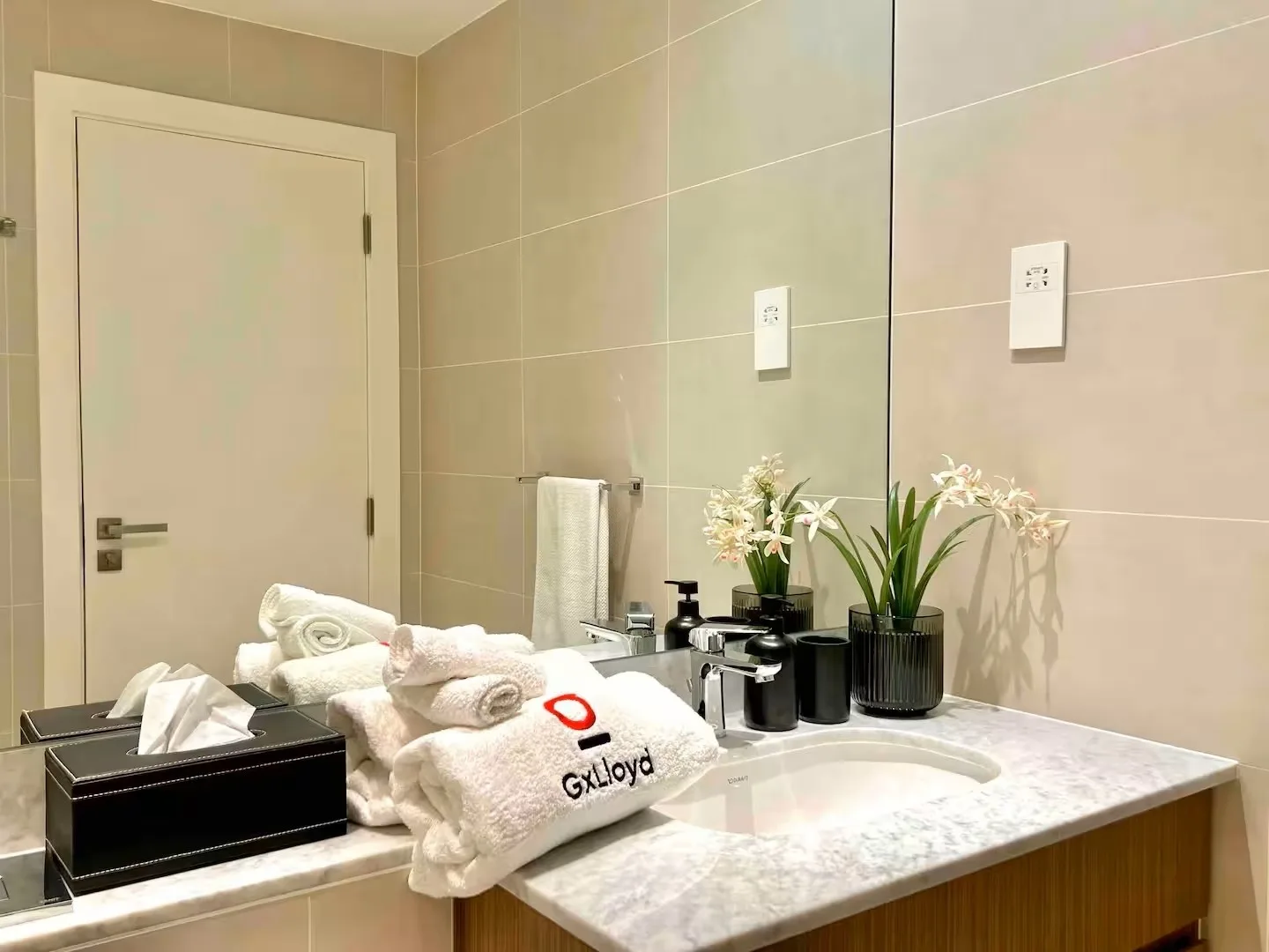 Luxury Apartment Dubai &ndash; Port de La Mer | Strand & Pool
