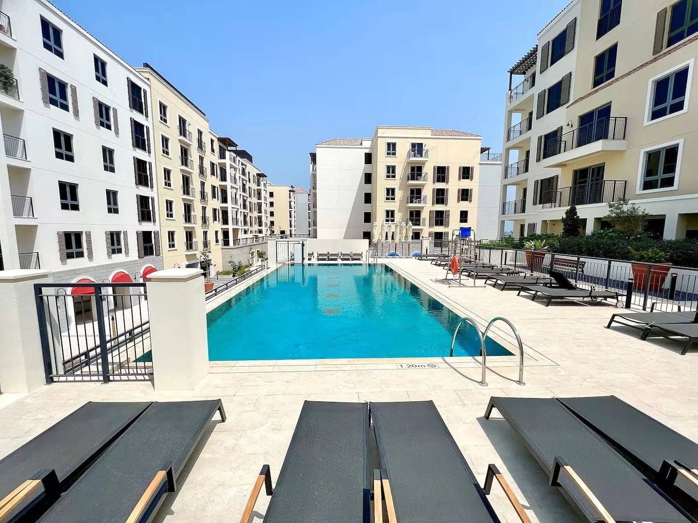 Luxury Apartment Dubai &ndash; Port de La Mer | Strand & Pool