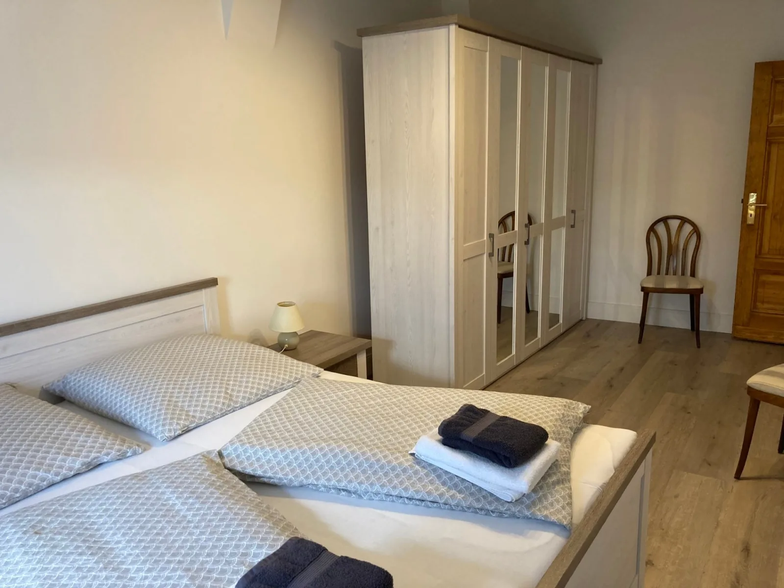 Alt-Berliner Schwanenhof Ferienwohnung DG links