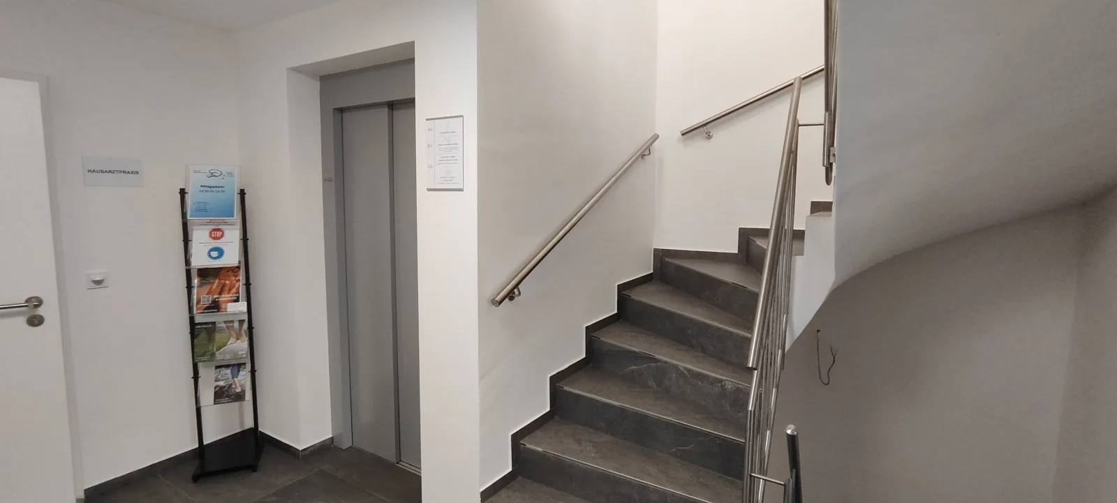 Doppel-/Zweibettzimmer mit Balkon