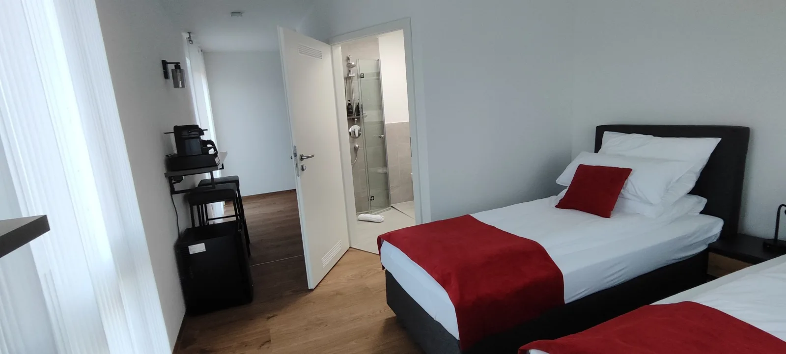 Doppel-/Zweibettzimmer mit Balkon