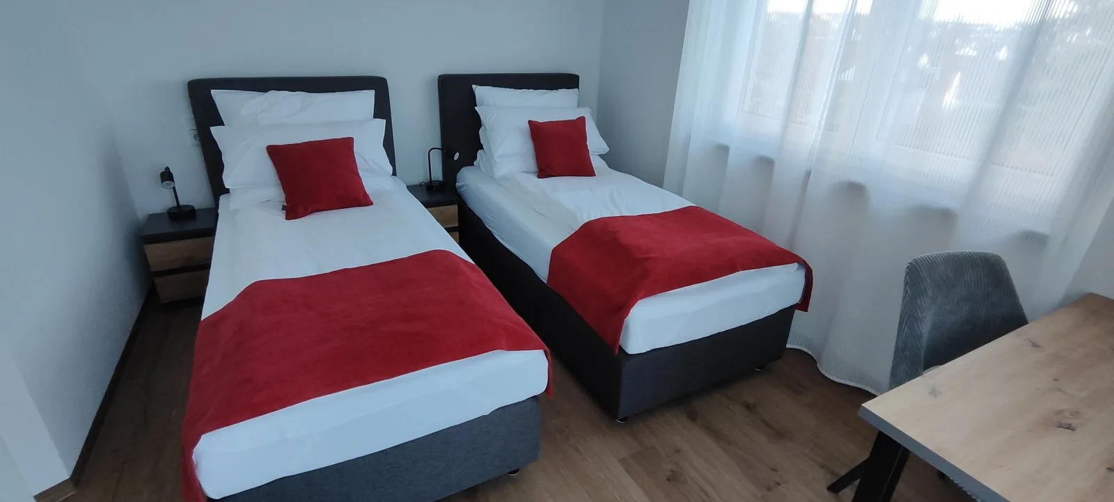 Doppel-/Zweibettzimmer mit Balkon