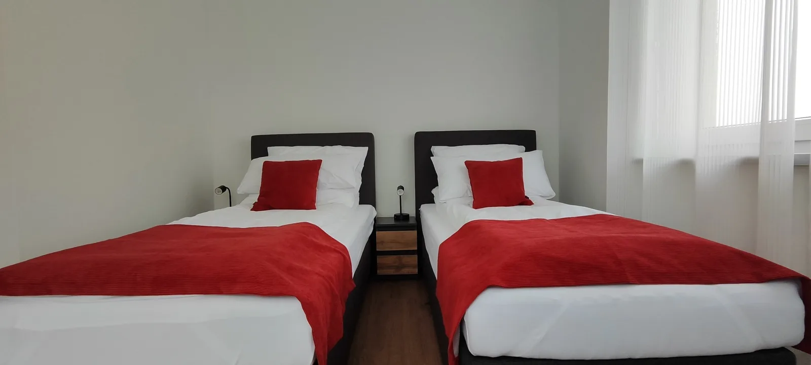 Doppel-/Zweibettzimmer mit Balkon
