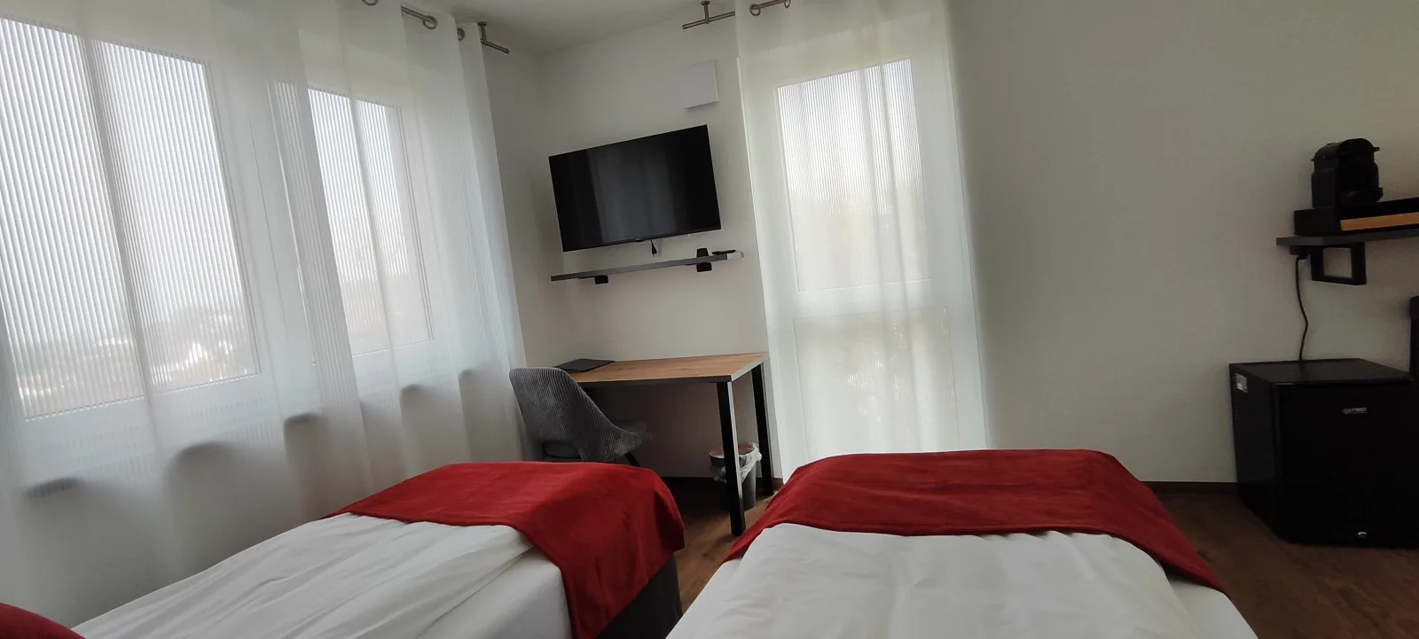 Doppel-/Zweibettzimmer mit Balkon