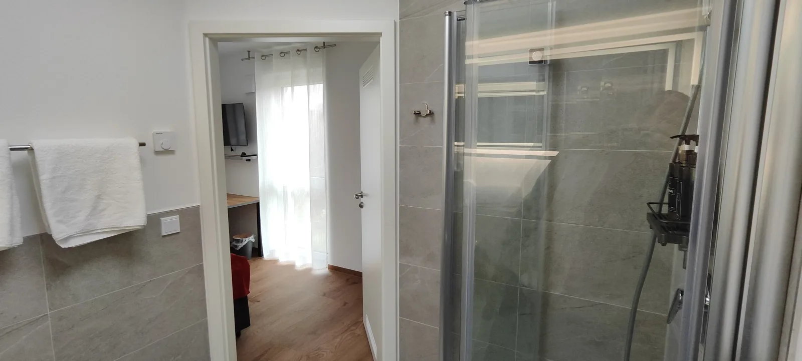 Doppel-/Zweibettzimmer mit Balkon