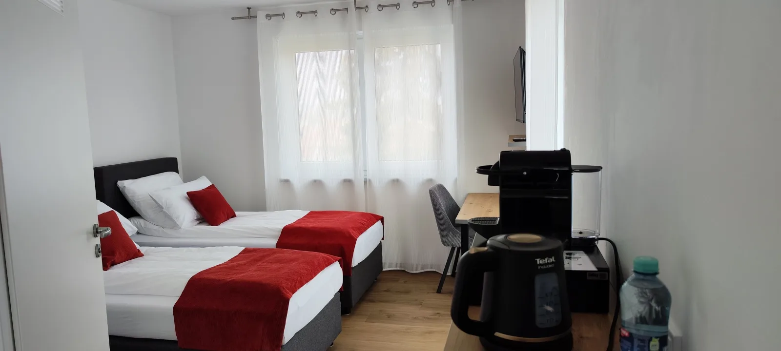 Doppel-/Zweibettzimmer mit Balkon