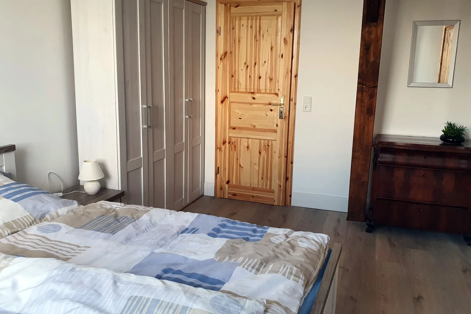 Alt-Berliner Schwanenhof Ferienwohnung DG rechts