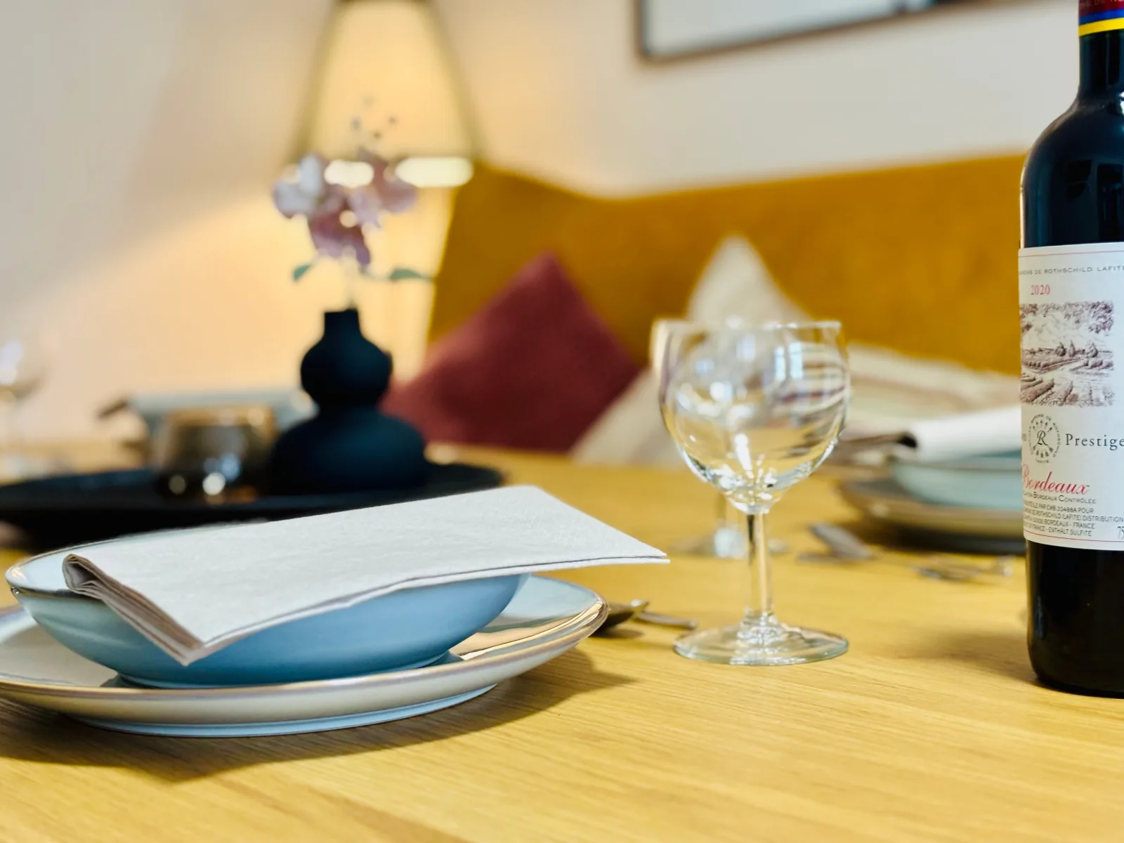 AyCatcherHomes - Chiron | Old Town | 2BR | 4 Guests