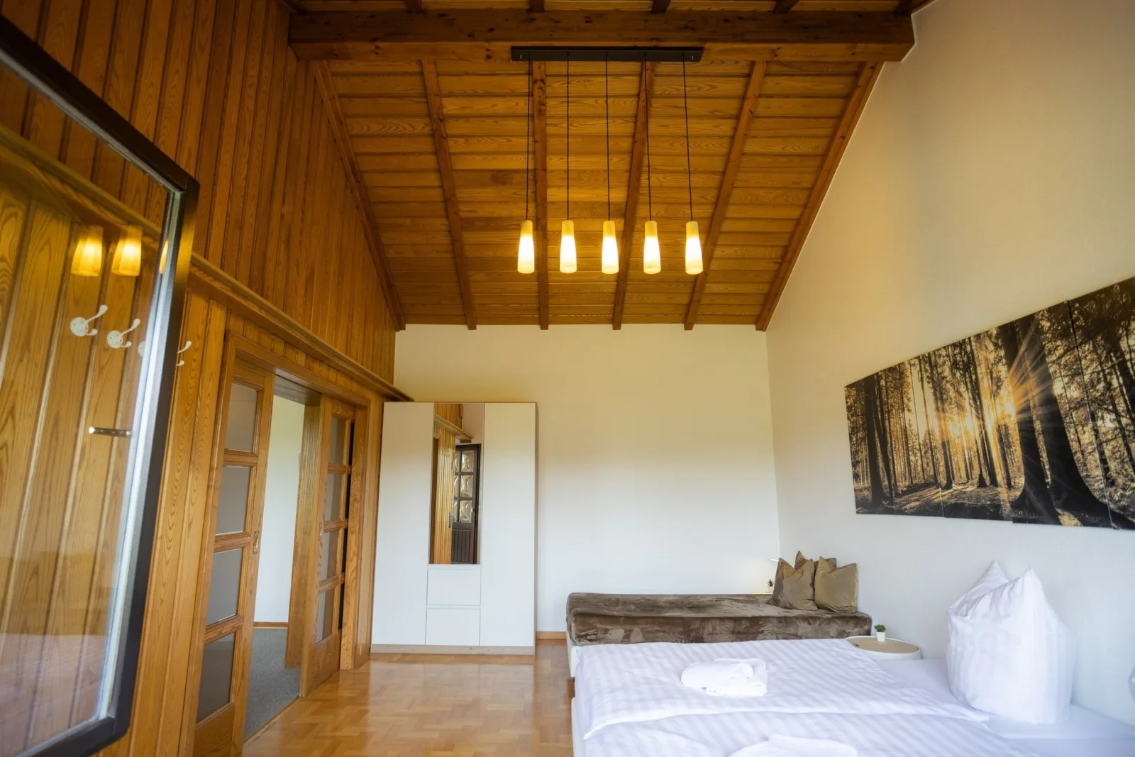 Ruhige Fewo "Giebelzauber" – 2 Schlafzimmer, eigene Terrasse, WLAN, Waschtrockner & kostenlose Parkplätze