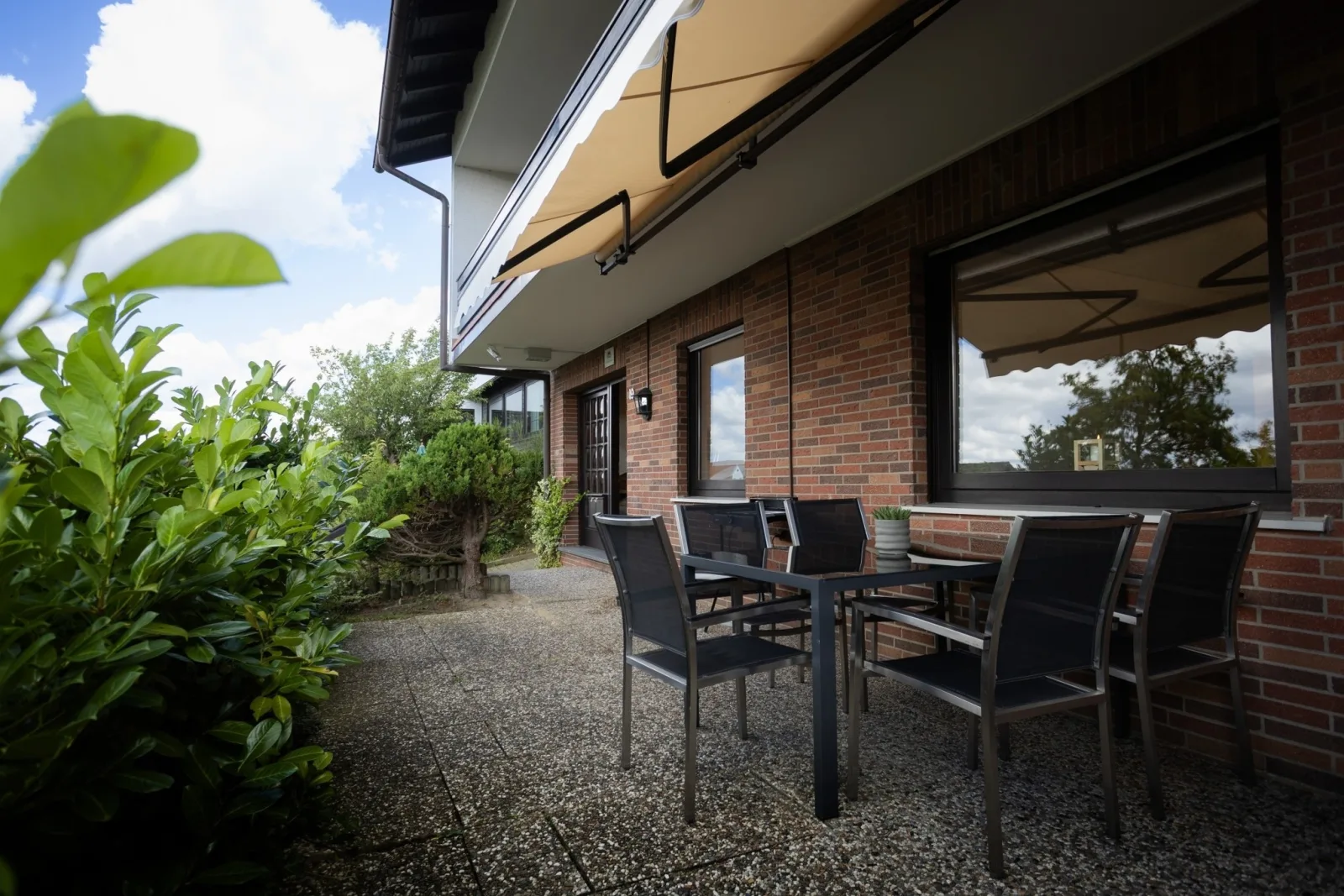 Ruhige Fewo "Giebelzauber" – 2 Schlafzimmer, eigene Terrasse, WLAN, Waschtrockner & kostenlose Parkplätze