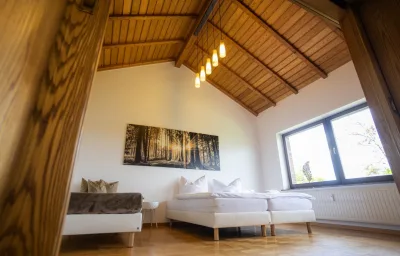 Ruhige Fewo "Giebelzauber" – 2 Schlafzimmer, eigene Terrasse, WLAN, Waschtrockner & kostenlose Parkplätze
